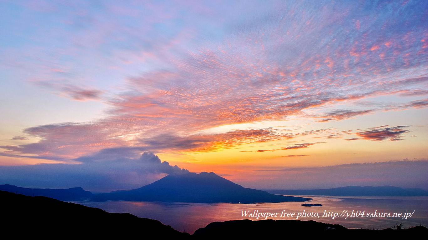 桜島と夕焼けをモチーフしました 「高画質＋高解像度(1366×768)」デスクトップ無料壁紙」