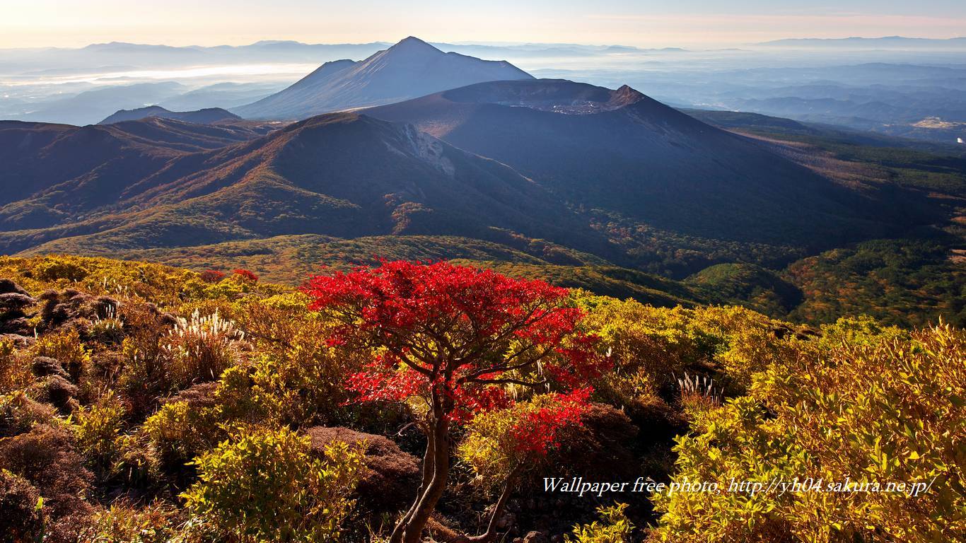 霧島連山と真っ赤なドウダンツツジをモチーフしました 「高画質＋高解像度(1366×768)」デスクトップ無料壁紙」