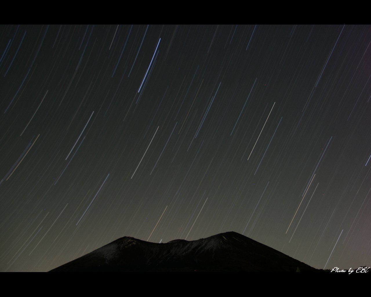 高千穂の峰と星の光跡をモチーフしました 「高画質＋高解像度(1280×1024)」デスクトップ無料壁紙」