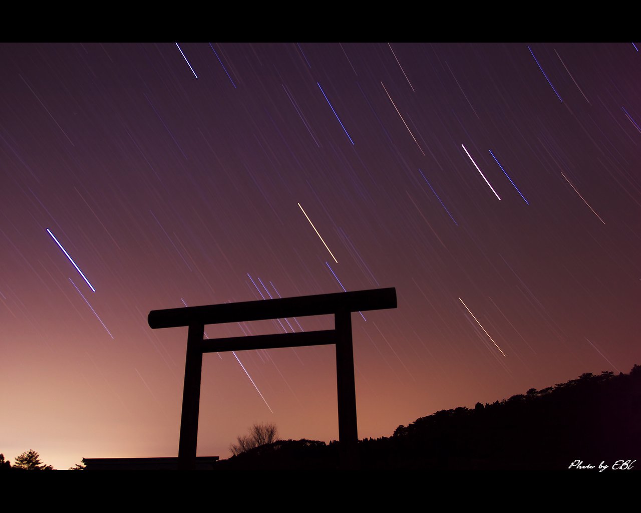 霧島神宮,古宮の鳥居と星の光跡をモチーフしました 「高画質＋高解像度(1280×1024)」デスクトップ無料壁紙」