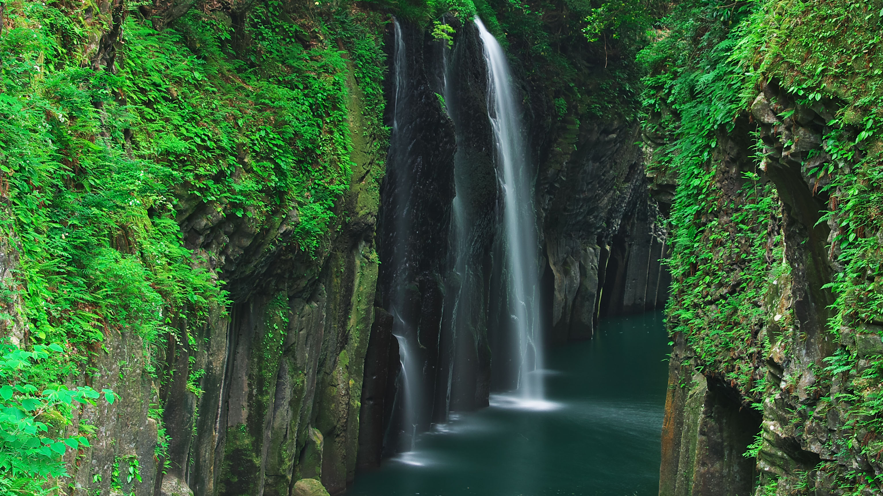 宮崎、高千穂峡(真名井の滝)をモチーフしました 「高画質＋高解像度(1366×768)」デスクトップ無料壁紙」