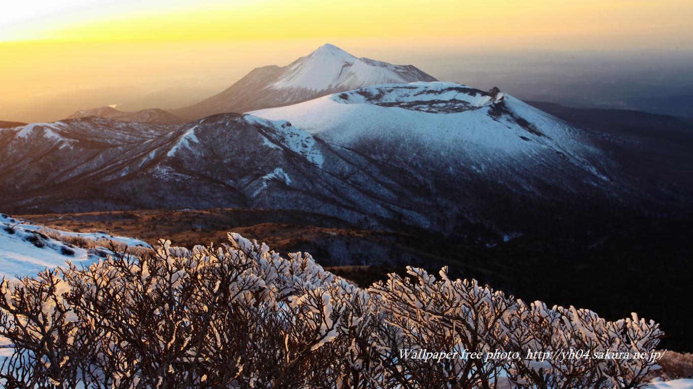 積雪の高千穂の峰をモチーフしました 「高画質＋高解像度(1366×768)」デスクトップ無料壁紙」