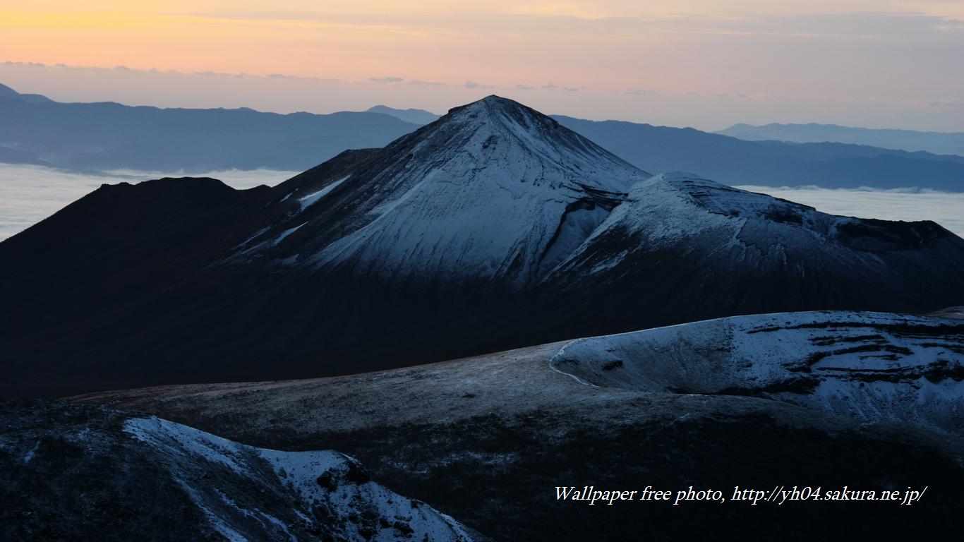 霧島連山の雪景色をモチーフしました 「高画質＋高解像度(1366×768)」デスクトップ無料壁紙」