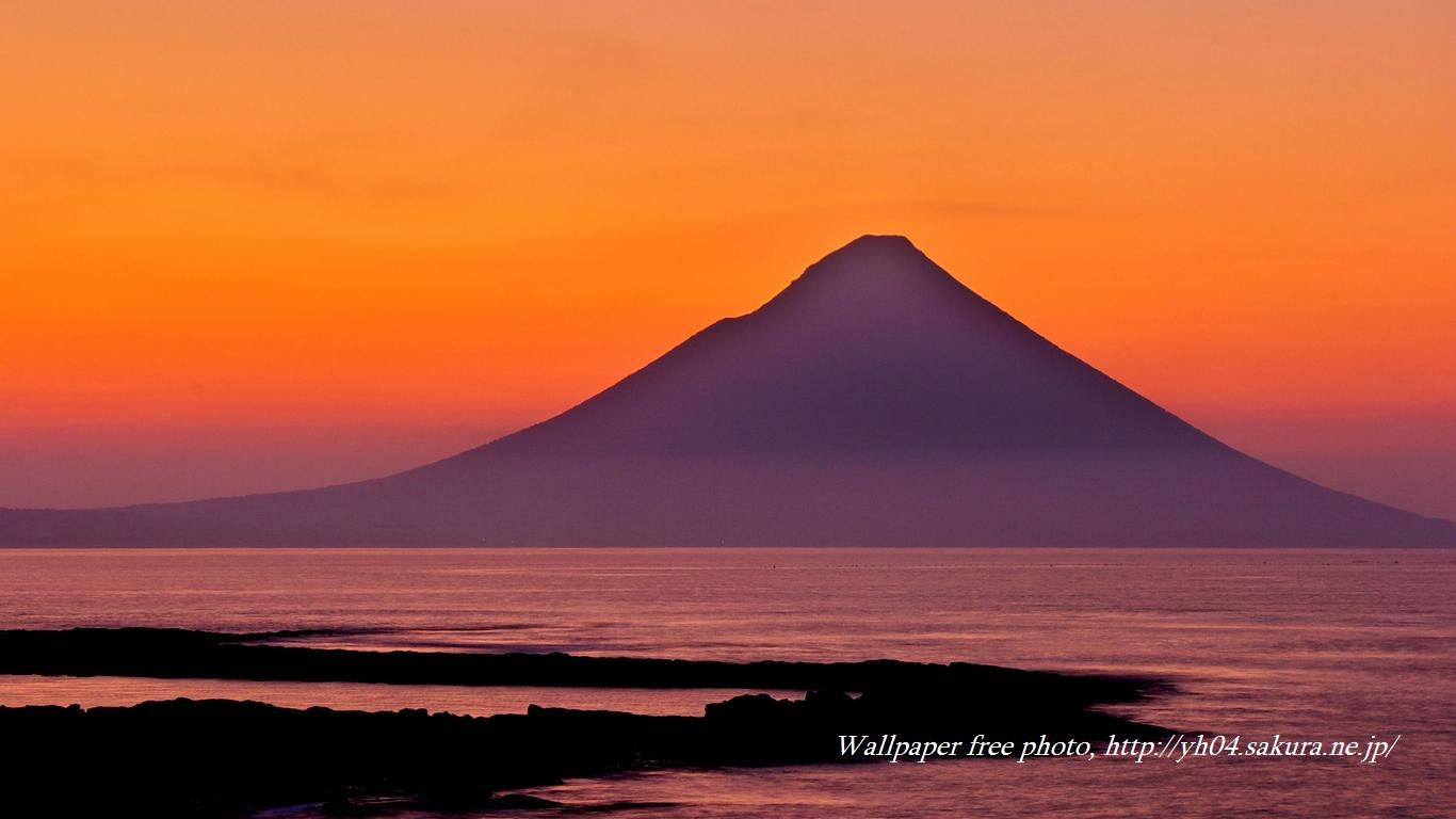 黎明の開聞岳をモチーフしました 「高画質＋高解像度(1366×768)」デスクトップ無料壁紙」