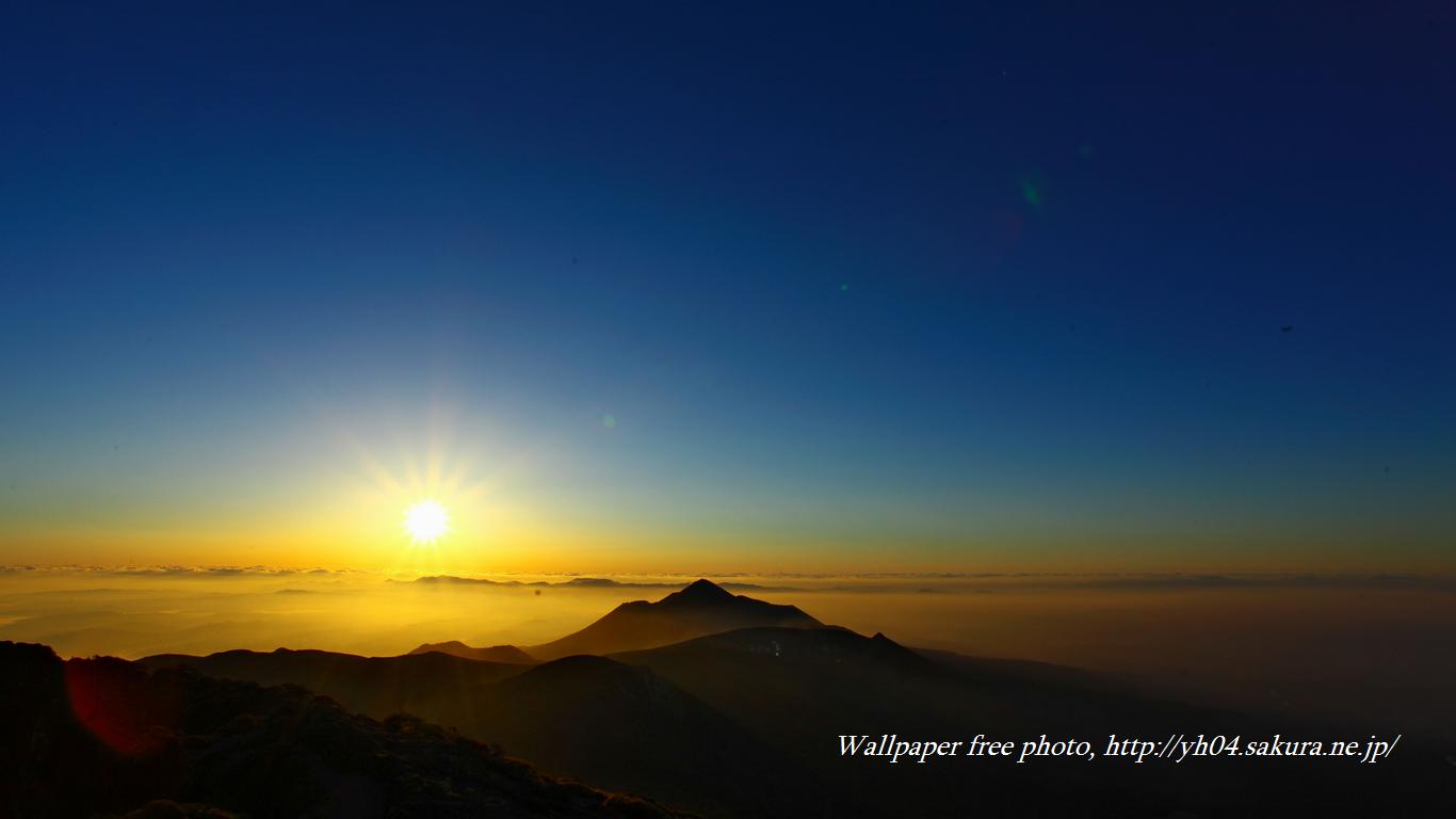 霧島連山と朝陽をモチーフしました 「高画質＋高解像度(1366×768)」デスクトップ無料壁紙」