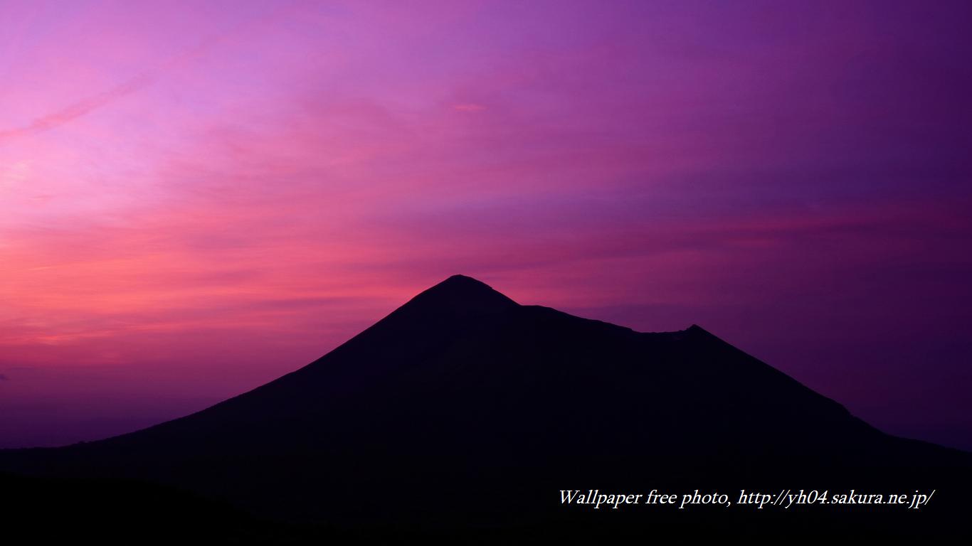 黎明の高千穂の峰をモチーフしました 「高画質＋高解像度(1366×768)」デスクトップ無料壁紙」
